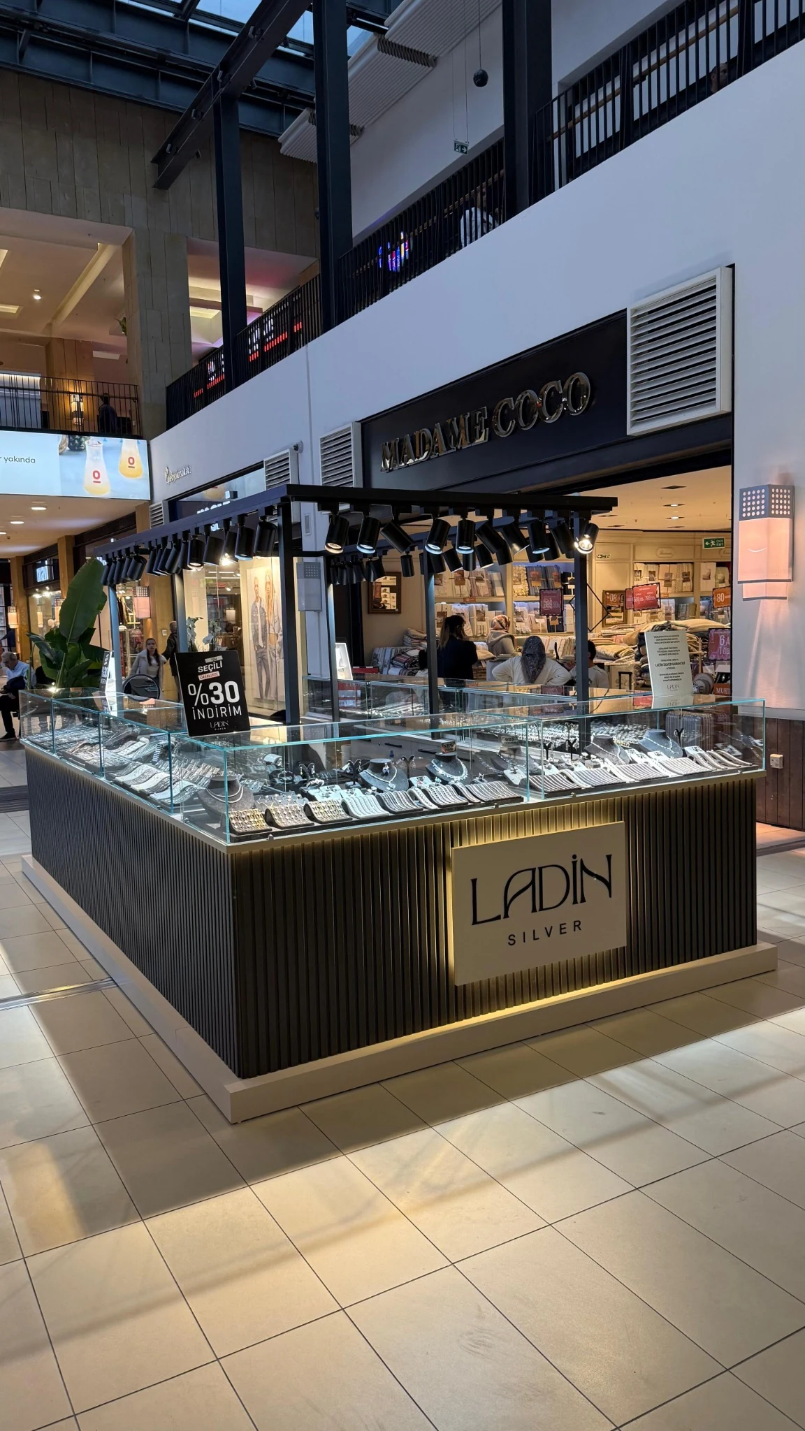 Ladin Silver mağazası ve gümüş takı vitrini